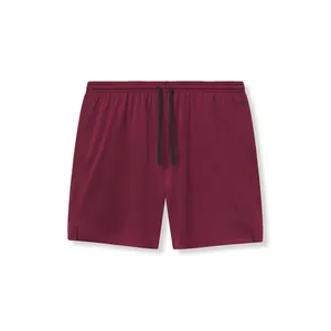 Detaillierte Ansicht der burgunderroten Mesh-Sporthose mit Reißverschlusstaschen und Kordelzug.