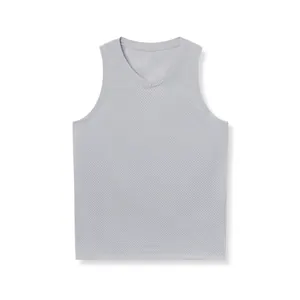 Vue détaillée du tissu en mesh respirant sur ce débardeur de sport gris pour homme