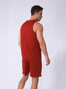 Ensemble de sport en maille rouge pour homme avec débardeur et short de fitness.