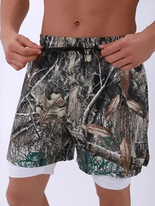 Primer plano de pantalón corto deportivo 2 en 1 de camuflaje con cordón y forro interno.