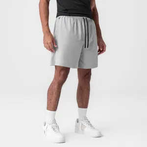 Detailansicht der grauen schnelltrocknenden Mesh-Sportshorts für Herren mit Kordelzug