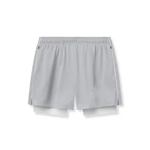 Vista detallada de los pantalones cortos deportivos de doble capa para hombre con cremallera