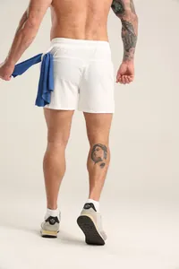 Rückansicht weißer Mesh-Sportshorts für Herren mit praktischer Handtuchschlaufe.