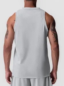Vue arrière d'un débardeur de sport gris en maille respirante pour le basket et le fitness