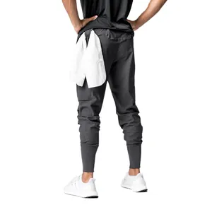 Dunkelgraue schnelltrocknende Herren-Sporthose mit mehreren Taschen und Bündchen.