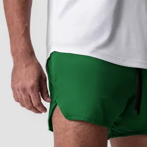 Primer plano de pantalones cortos verdes de secado rápido con abertura lateral para hombre