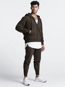 Herren Sportanzug in Dunkelbraun mit Kapuzenpullover und Jogginghose im American Style