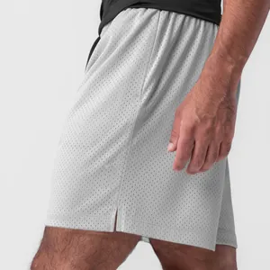 Detailansicht der grauen Mesh-Basketballshorts, die Stoffstruktur und Seitenschlitz zeigt.