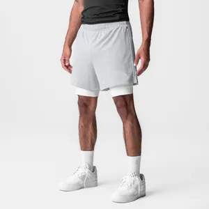 Detalle de pantalones cortos deportivos de doble capa para hombre con forro de secado rápido.