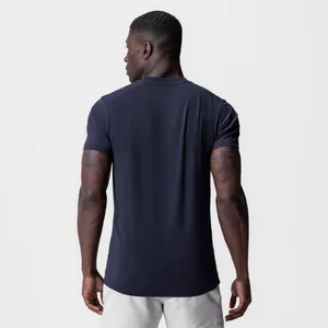 Vue arrière détaillée d'un t-shirt de sport bleu marine pour hommes à coupe ajustée