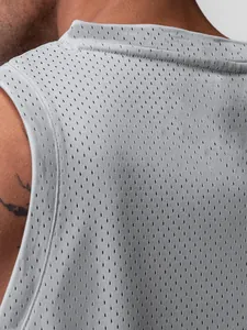 Gros plan sur le tissu en mesh gris respirant de haute qualité pour débardeur de sport homme