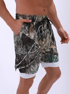 Detalle de la textura de camuflaje y el forro blanco de los pantalones cortos 2 en 1 para hombre