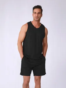 Ensemble de sport pour hommes avec débardeur en maille noire et short à séchage rapide
