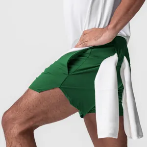 Detalle de pantalones cortos deportivos de secado rápido verdes para hombre con lazo para toalla