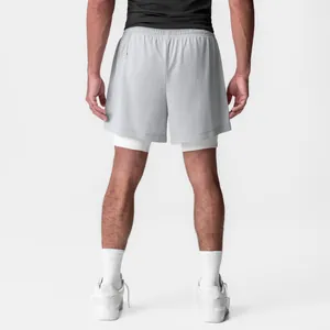 Vista posterior de pantalones cortos deportivos grises de doble capa para hombre