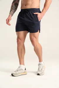 Detailansicht der dunkelblauen schnelltrocknenden Sporthose für Herren aus atmungsaktivem Mesh