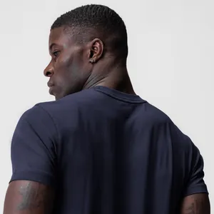 Vue arrière détaillée d'un t-shirt de sport bleu marine cintré pour homme montrant le tissu