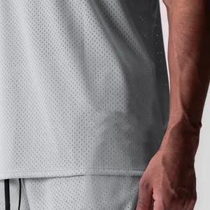 Détail en gros plan montrant la texture du tissu en maille grise d'un débardeur de sport homme