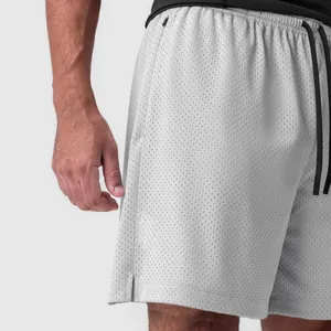 Detailansicht graue Mesh-Sportshorts mit Reißverschlusstasche und Kordelzug für Herren
