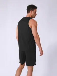 Vue arrière d'un ensemble de sport en maille noire respirante pour hommes avec débardeur