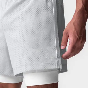 Detalle de los pantalones cortos deportivos de malla transpirable de doble capa para hombres