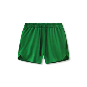Detalle de los pantalones cortos deportivos verdes de secado rápido con malla de aire