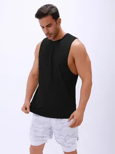 Gros-opname van ademend zwart mouwloos heren sportshirt met een ronde hals design