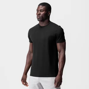 Détail d'un t-shirt de sport noir pour homme, coupe ajustée et tissu respirant haute qualité
