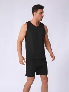 Détail de l'ensemble de sport noir respirant pour homme avec débardeur et short