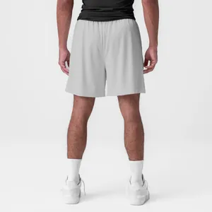 Detaillierte Rückansicht der grauen, schnelltrocknenden Mesh-Basketball-Shorts für Herren
