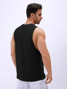 Achteraanzicht van zwart mouwloos heren fitness tanktop voor vochtafvoerend werk