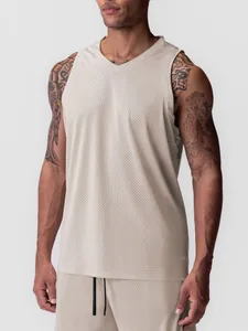 Détail de la texture en maille respirante du débardeur de fitness col V pour hommes