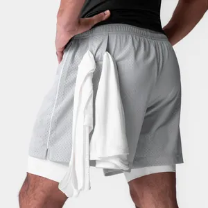 Vista detallada de pantalones cortos deportivos 2 en 1 con bucle para toalla