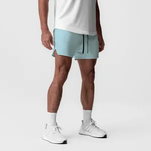 Detalle de pantalones cortos deportivos de malla azul claro para hombre