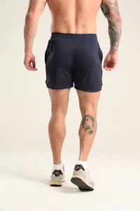 Rückansicht von schnelltrocknenden, dunkelblauen Fitness-Shorts für Herren mit Gummibund