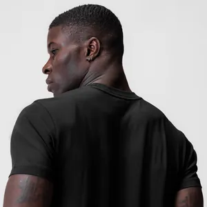 Vue arrière détaillée d'un t-shirt de sport noir ajusté pour hommes avec un col rond classique.
