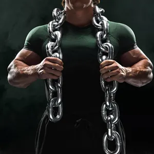 Dettaglio della maglietta fitness a compressione da uomo che mostra il tessuto traspirante