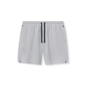 Detail von grauen Mesh-Sportshorts mit schwarzen Kordelzügen und Reißverschlusstaschen