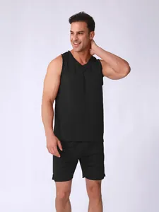 Modèle professionnel portant un ensemble débardeur et short de sport en maille pour homme