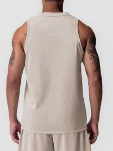Vue arrière détaillée du débardeur de basket beige respirant à séchage rapide pour hommes