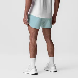 Vista trasera de pantalones cortos deportivos azul claro de secado rápido para hombre