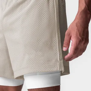 Detalle de pantalones cortos deportivos de malla de doble capa para hombre con tela transpirable