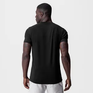 Vue arrière d'un t-shirt de sport noir ajusté pour homme pour le fitness et la gym.
