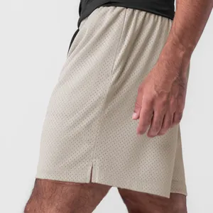 Detailaufnahme der khakifarbenen, atmungsaktiven Mesh-Sportshorts mit seitlichem Schlitz