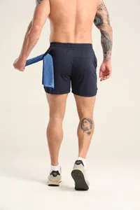 Rückansicht der dunkelblauen Herren-Sportshorts mit praktischer Handtuchschlaufe