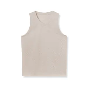 Détail d'un débardeur de sport pour hommes en mesh avec col en V et tissu respirant.