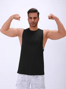 Detail van zwart mouwloos sportshirt voor heren met wijde armsgaten voor fitness