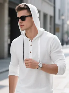 Λεπτομερής προβολή λευκού ανδρικού Henley πουκαμίσου με μακριά μανίκια και κουκούλα