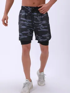 Vista de detalle de pantalones cortos deportivos camuflaje 2 en 1 con diseño de capas