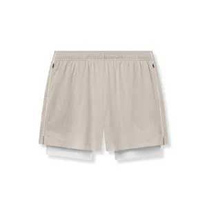Vista detallada de pantalones cortos deportivos de malla beige de doble capa